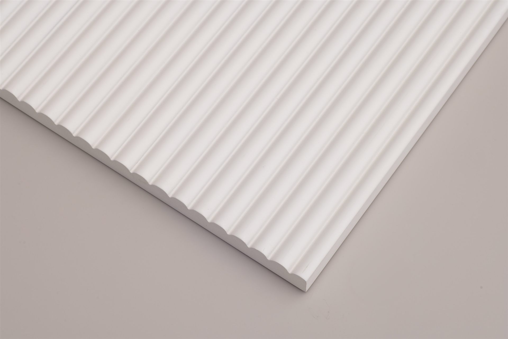 Biały frezowany panel